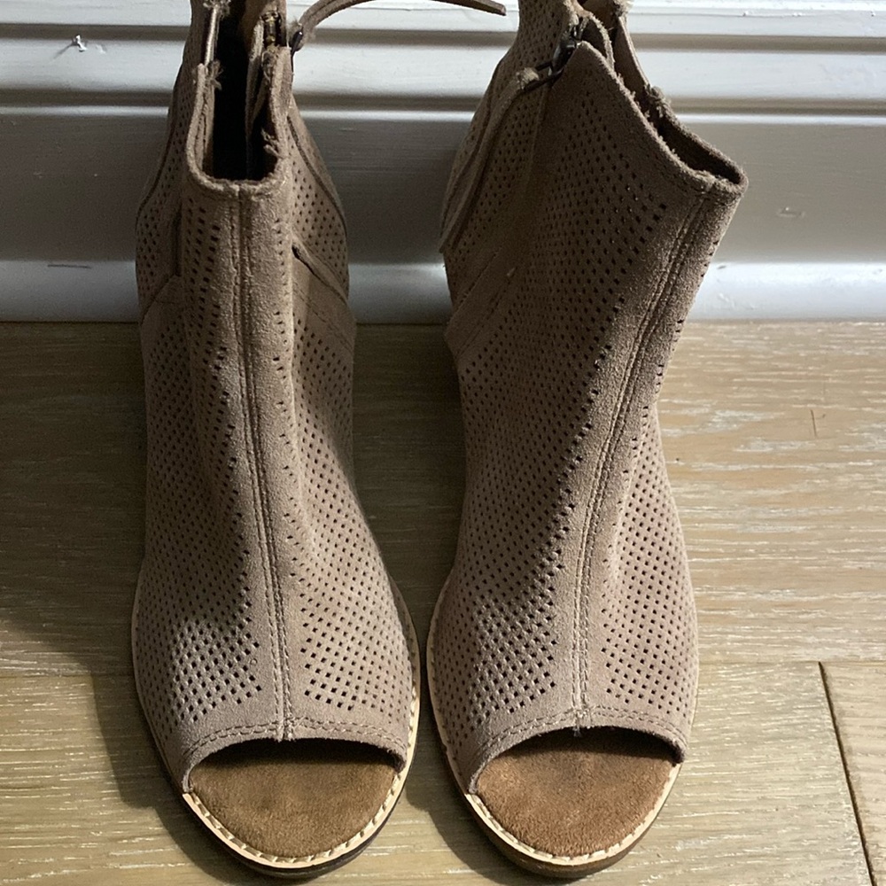 Toms Majorca Peep Toe Perforated Booties Stucco Suede Size 7.5